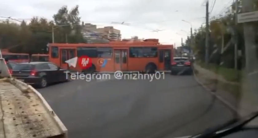 Троллейбус влетел в легковушку в Нижнем Новгороде