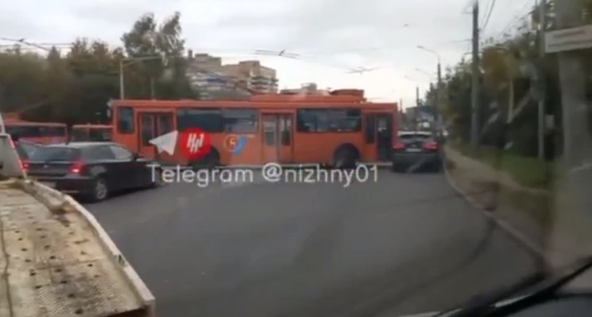 Фото к статье: Троллейбус влетел в легковушку в Нижнем Новгороде