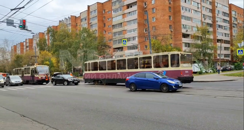 Правительственная Camry столкнулась с трамваем утром на Белинского