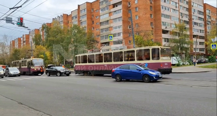 Фото к статье: Правительственная Camry столкнулась с трамваем утром на Белинского
