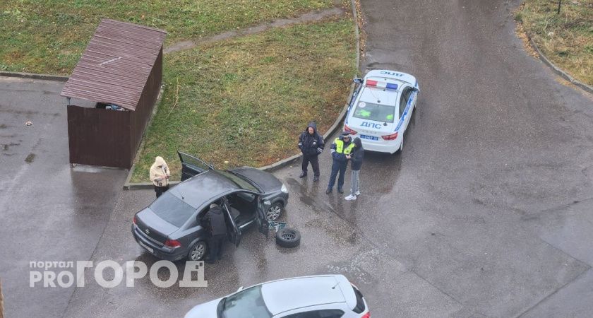 В Ленинском районе пьяная компания на авто задела 5 машин на парковке