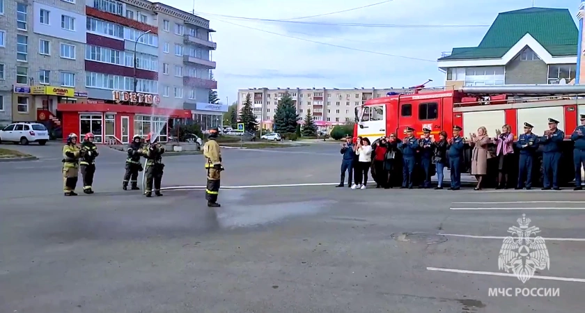 Фото к статье: Облили водой и включили сирены: пожарного из Кулебак проводили на пенсию после 22 лет службы