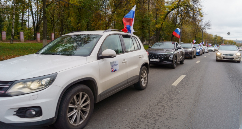 Сто автомобилей проехались по Нижнему Новгороду в поддержку участников СВО