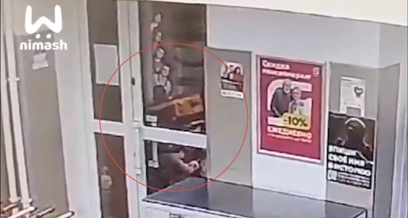 Фото к статье: Нижегородские вандалы "стрясли" с автомата мягкие игрушки, не заплатив ни рубля