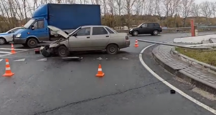 Спящая нижегородка спровоцировала аварию с пострадавшими, влетев в клумбу