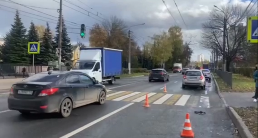 Нижегородка сбила школьника на пешеходном переходе: мальчик переходил дорогу на красный