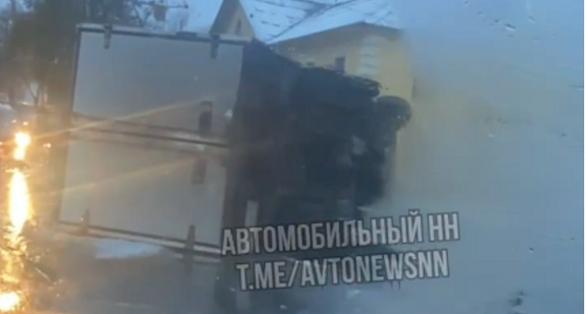 В Нижнем Новгороде произошло ДТП с тремя автомобилями: опрокинулась ГАЗель