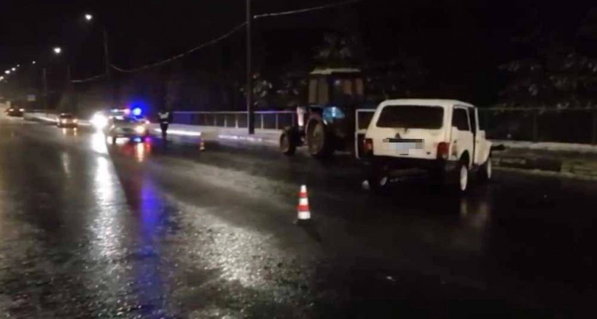 Трое оказались в больнице из-за аварии с трактором в Дзержинске