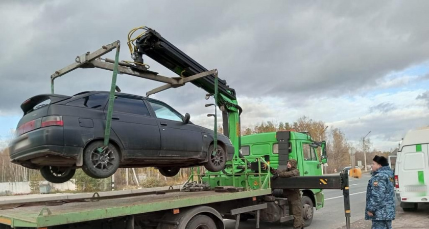 С помощью специальной видеокамеры приставы нашли должницу и арестовали ее автомобиль