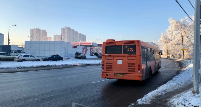 Фото к статье: Автобус отправился на ремонт после снежковой атаки подростков в Нижнем Новгороде