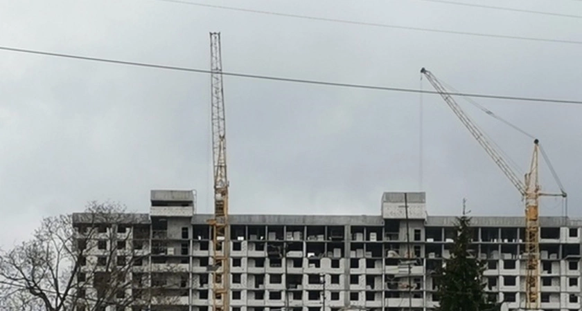 Фото к статье: Рабочий погиб на стройке в Нижнем Новгороде, упав в шахту лифта