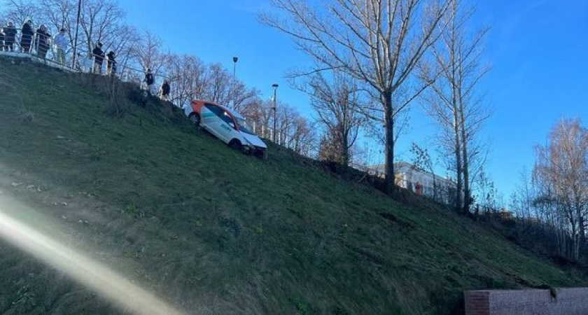 Очевидцы сообщают о гибели водителя Делимобиля, повисшего на откосе у Сенной в Нижнем Новгороде