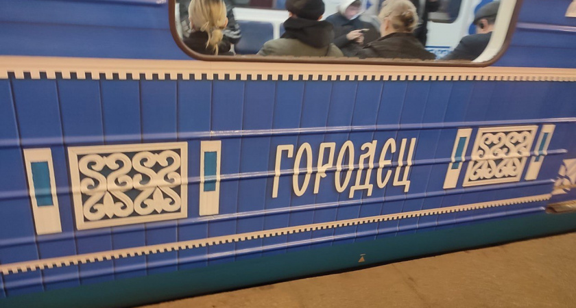 Поезд с городецкой росписью начал ездить по питерской подземке