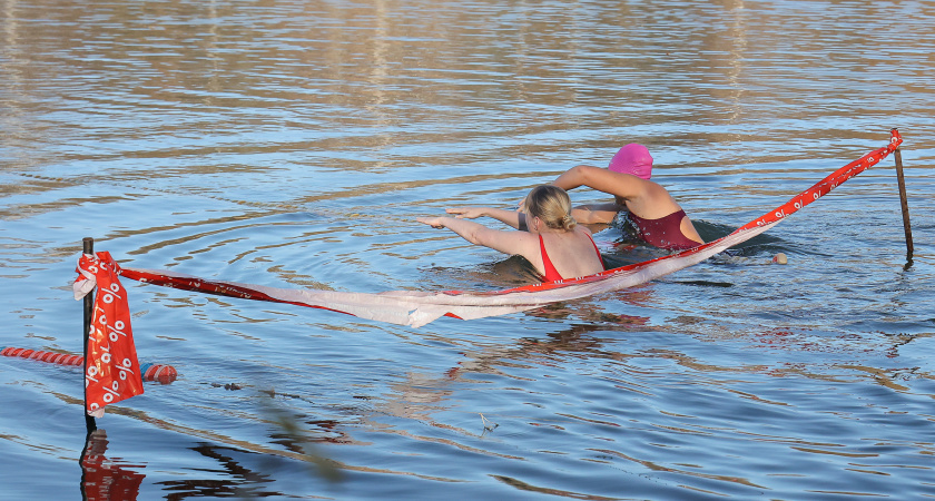 Более 70 нижегородских “моржей” открыли зимний купальный сезон на Парковом озере 