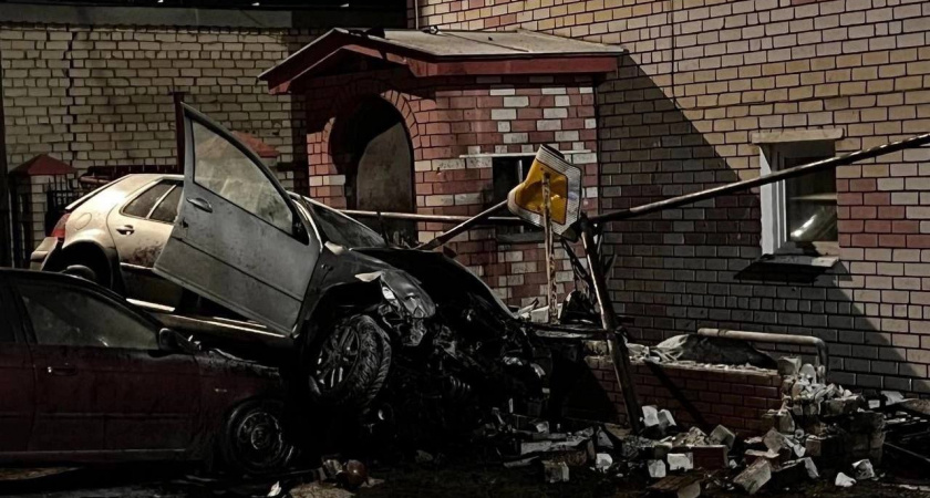 Пьяного водителя вытащили из горящего автомобиля в Нижнем Новгороде: видео 