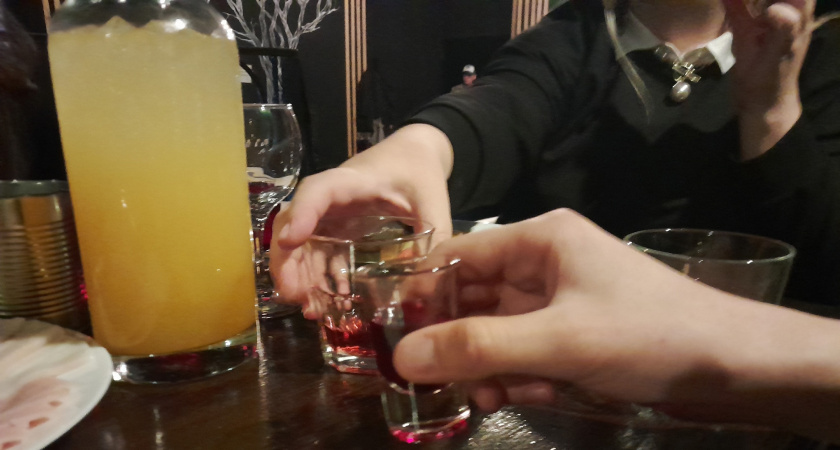 Спиртное как спасательный круг: пять имен женщин, рискующих превратиться в алкоголичек
