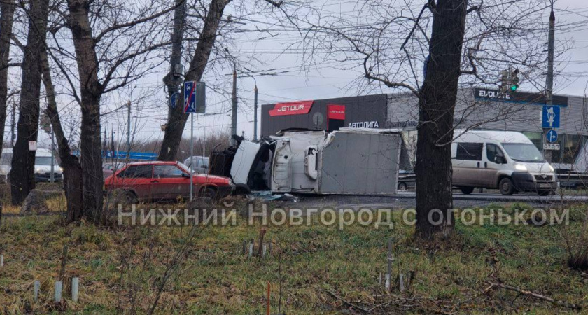 Опрокинувшаяся ГАЗель перекрыла движение на одной из улиц Нижнего Новгорода