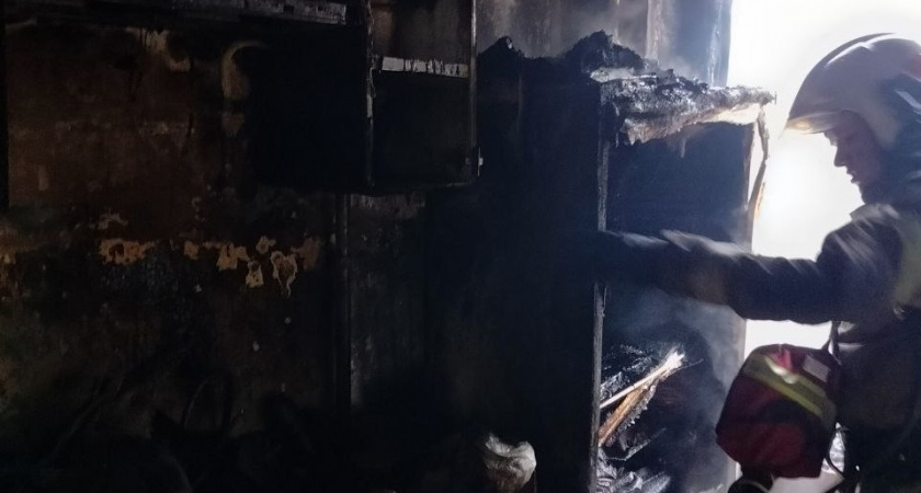 33 пожарных боролись с огнем в жилом доме в Приокском районе