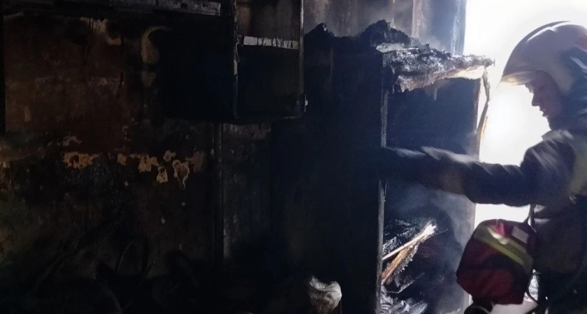 Фото к статье: 33 пожарных боролись с огнем в жилом доме в Приокском районе
