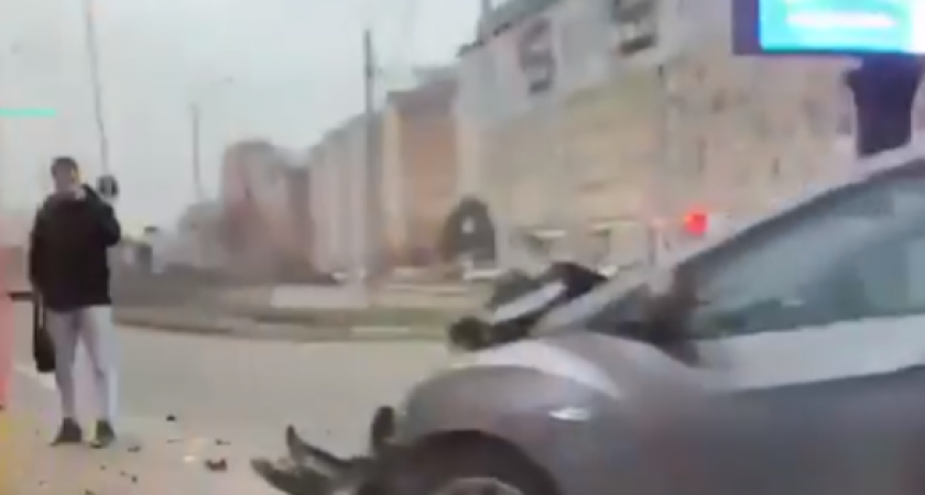 Иномарку снесло от столкновения с маршруткой в Верхних Печерах