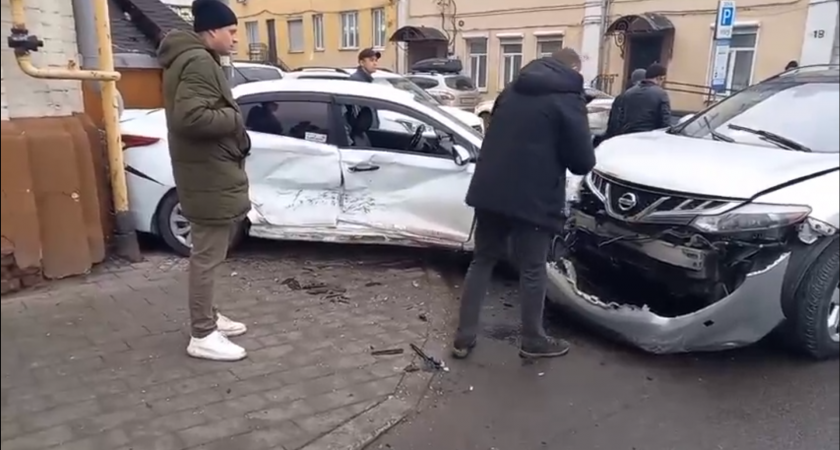 На Нижневолжской набережной столкнулись две иномарки: есть пострадавший