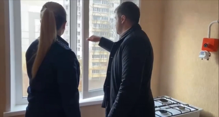 Фото к статье: Семье из аварийного жилья в Нижнем Новгороде выдали квартиру без ремонта