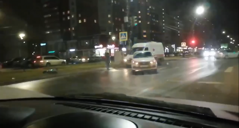 Легковушка сбила двух самокатчиков на пешеходном переходе в Нижнем Новгороде