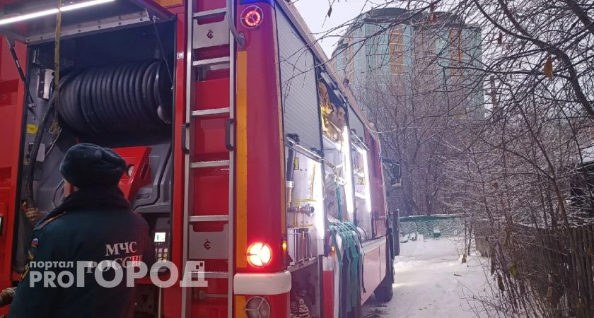 Фото к статье: Поздно вечером в Выксе загорелся жилой дом: есть погибший