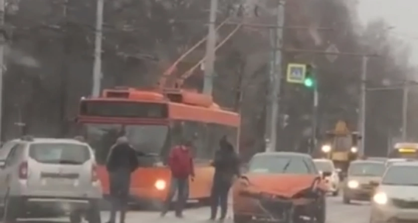 Фото к статье: Авария с тремя автомобилями спровоцировала пробку в центре Нижнего Новгорода