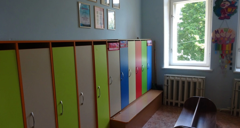 Фото к статье: Рабочий менял лампы в детском саду в Лыскове, упал и получил перелом позвонка