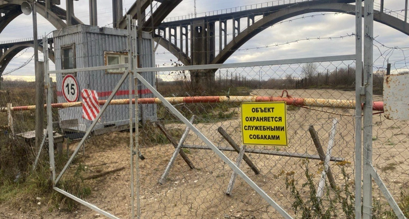Фото к статье: РЖД блокирует жизнедеятельность нижегородских деревень, лодочной станции и песочного карьера