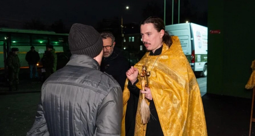 Фото к статье: Нижегородским добровольцам перед отправкой на СВО подарили пояса с молитвой