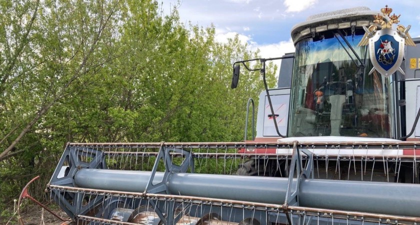 Фото к статье: Председатель пустил подростка работать с комбайном: теперь у одного травма, у другого - судимость