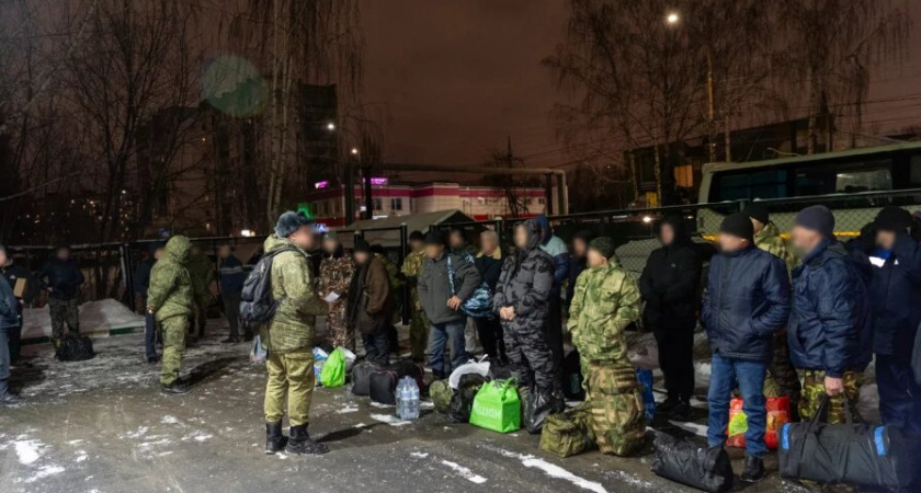 "Не могу оставаться в стороне": нижегородцы подписали контракты и отправились на СВО 