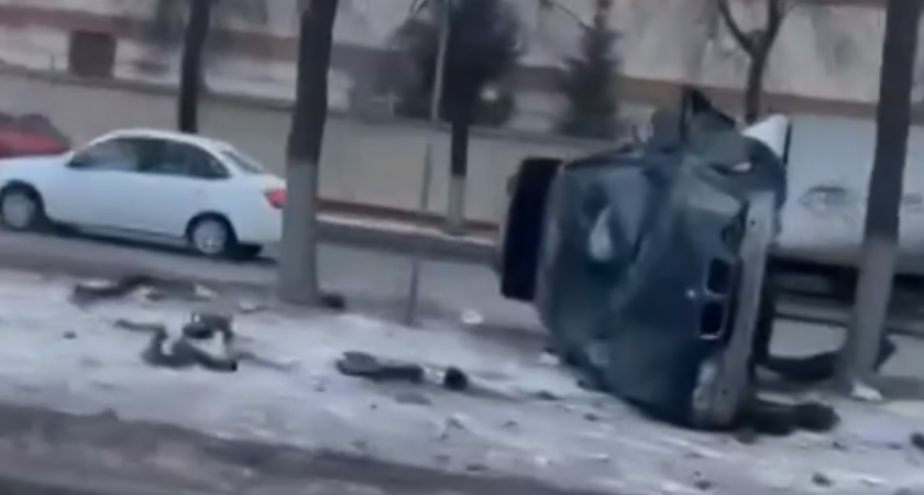 В Автозаводском районе с утра перевернулась иномарка и влетела в деревья