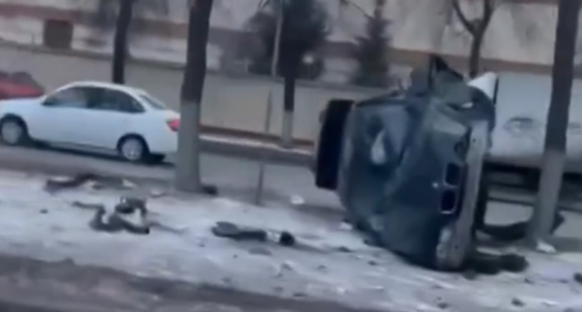 Фото к статье: В Автозаводском районе с утра перевернулась иномарка и влетела в деревья