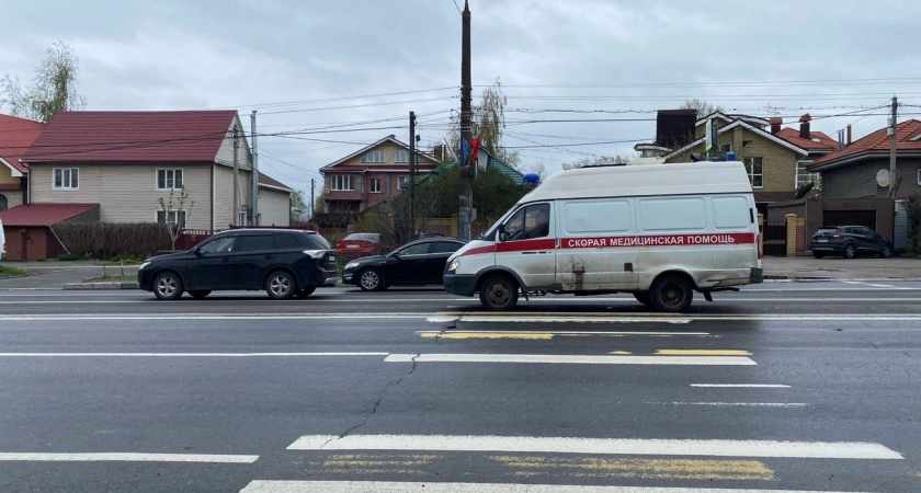 Фото к статье: Машинист нижегородского Водоканала упал в двухметровой высоты на работе