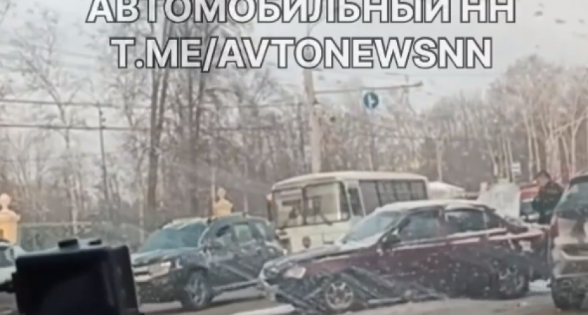 В центре Нижнего Новгорода столкнулись две легковушки и перегородили дорогу