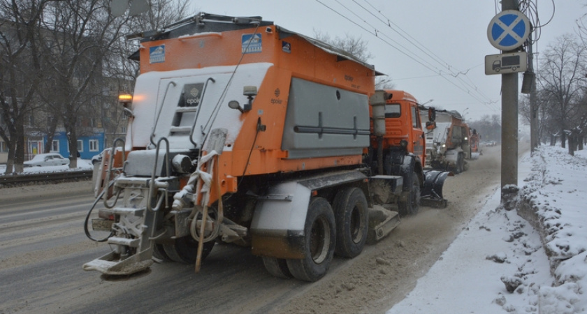 Коммунальная техника вышла на обработку дорог в Нижнем Новгороде в преддверии снегопада