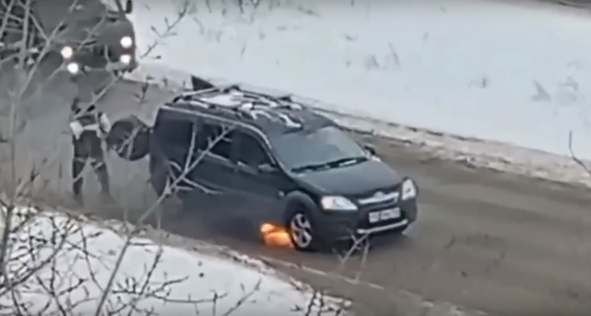 В Дзержинске посреди дороги вспыхнула легковушка