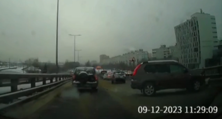 Массовое ДТП на мосту в Нижнем Новгороде перекрыло движение