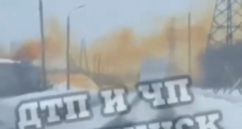 Промзону Дзержинска заполонил оранжевый дым: на место выехали пожарные