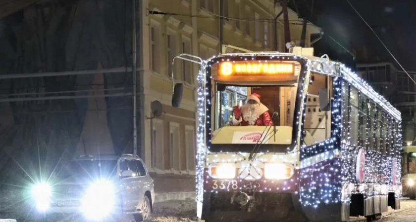 Трамваи с гирляндами и музыкой вышли на маршруты в Нижнем Новгороде 