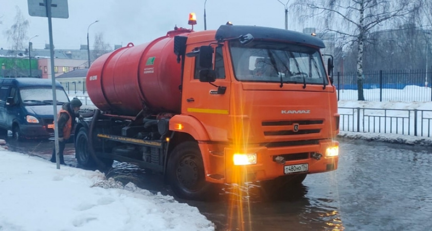 После потепления 4000 дворников вышли убирать снег и откачивать воду с улиц Нижнего Новгорода 