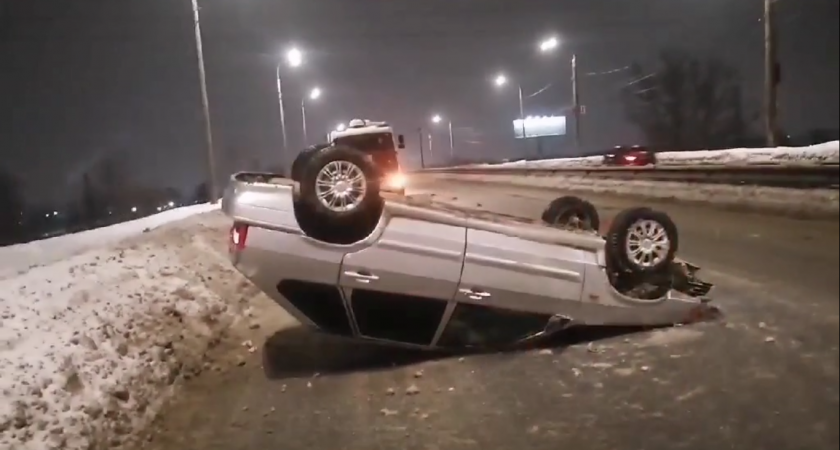 Пьяный водитель в Нижнем Новгороде перевернул машину и покалечил свою пассажирку 