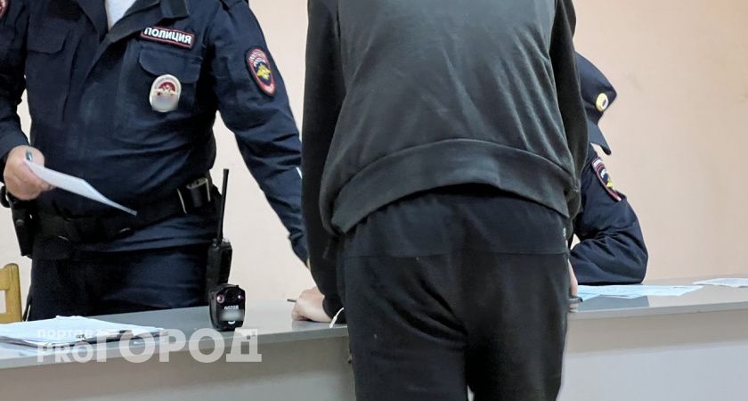 Володарские полицейские задержали местного жителя, который избивал и угрожал убить свою мать