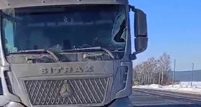 Ледяная глыба, слетевшая с крыши фуры, покалечила водителя в Нижегородской области