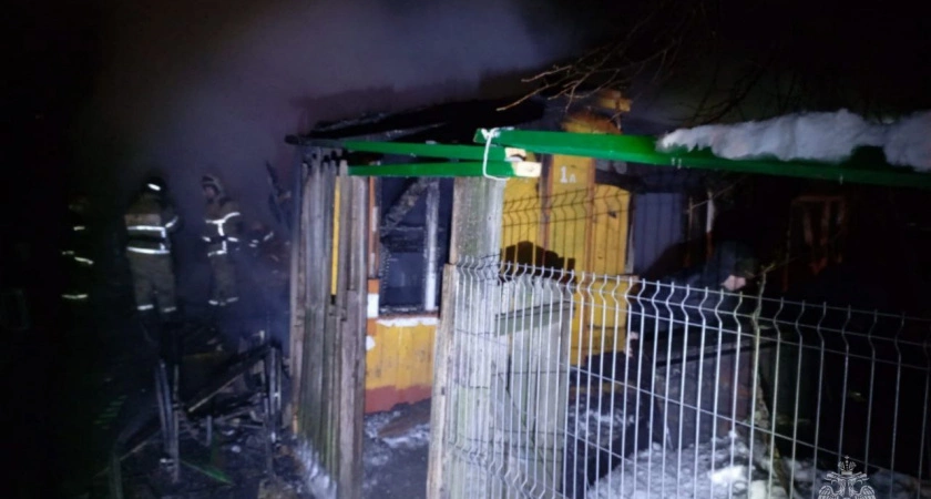 Фото к статье: Пожар в Кусаковке: жилой дом уничтожен огнем