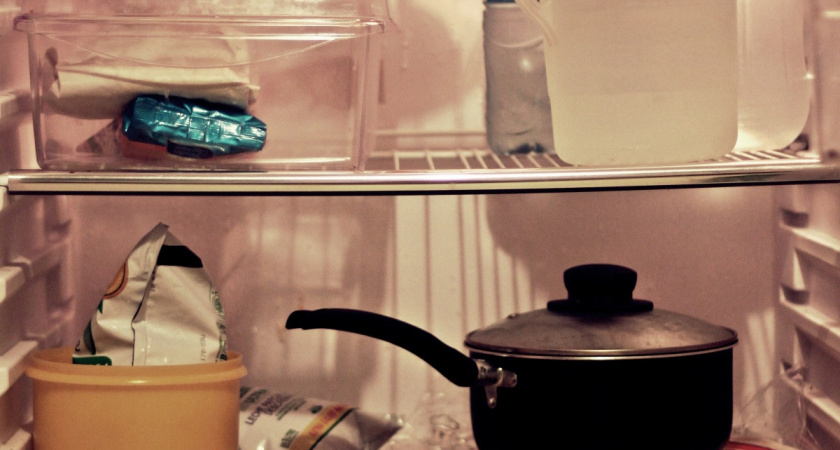 Никогда не расставляйте еду в холодильнике так, если боитесь отравиться