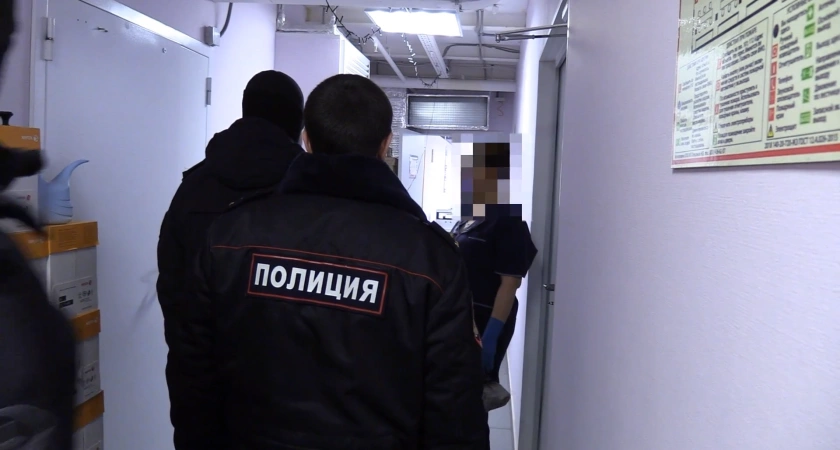 Фото к статье: В Канавинском районе полицейские ловили мигрантов, которые прятались в подсобке ТЦ